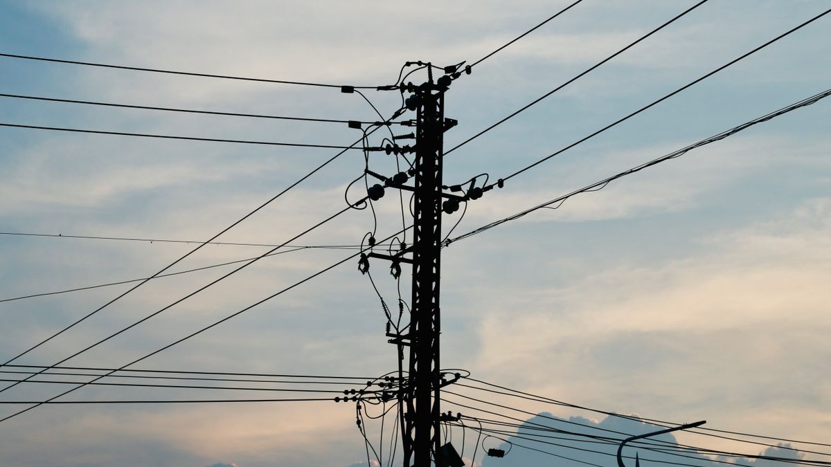 String Light Voltage Sags as Wire Length Grows